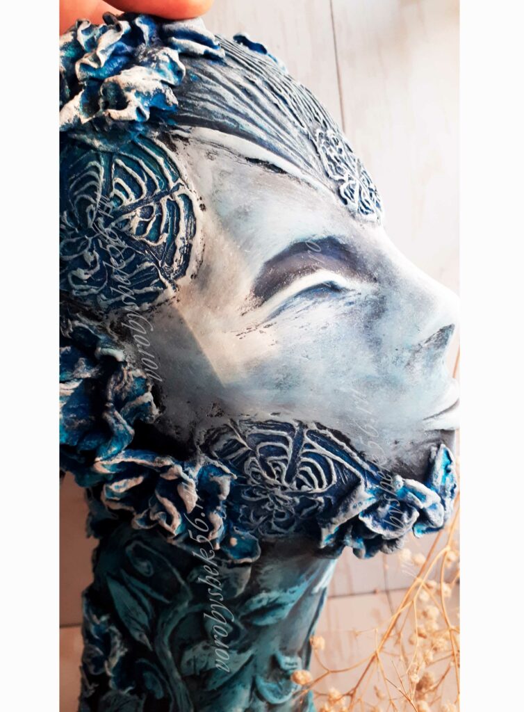 Василиса Премудрая в нежно-голубом цвете папье маше бумажная глина скульптура