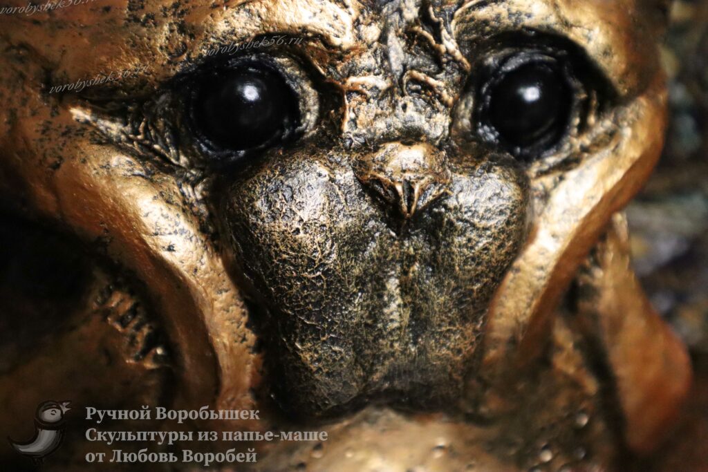 Мопс Собачка Песик Булочка бронзовая золотая интерьерная скульптура купить Оренбург большие глаза красивая интерьерная фигурка 